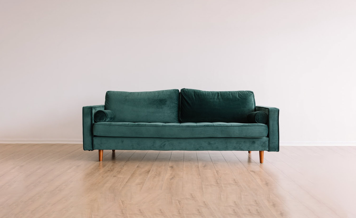 Polsterreinigung Köln – frisch gereinigtes grünes Sofa